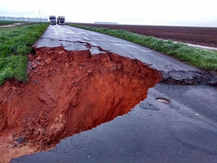 Para escapar do buraco, motoristas utilizam desvio que torna caminho mais longo - Foto: Diego Vicenzi l Divulgação