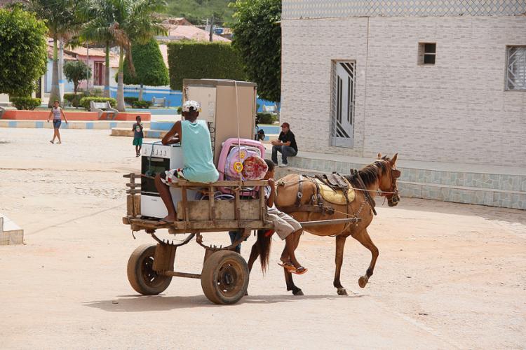 Moradores transitam de carroça no centro de Novo Triunfo, no nordeste baiano - Foto: Joá Souza l Ag. A TARDE l 29.5.2014