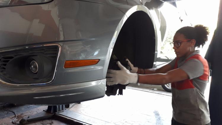 Realizar uma revisão detalhada no carro antes de pegar estrada previne dores de cabeça durante as férias - Foto: Divulgação