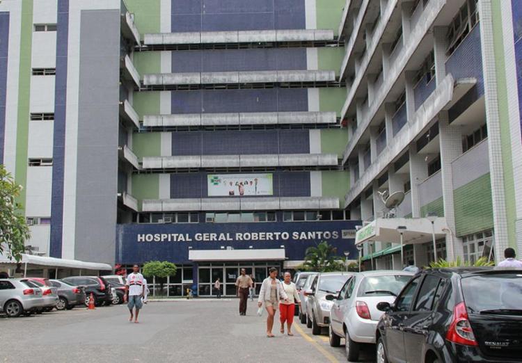 Os três irmãos estão internados no Hospital Roberto Santos e seguem em observação - Foto: Joá Souza | Ag. A Tarde | 08/10/2012