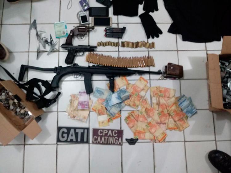 Armas, munição e dinheiro foram apreendidos com o bando - Foto: Divulgação | SSP-BA Armas, munição e dinheiro foram apreendidos com o bando - Foto: Divulgação | SSP-BA