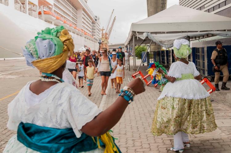 Os turistas serão recebidos por baianas distribuindo fitinhas do Senhor do Bonfim e pelo cantor Ed Bala com a Fanfarra Mágica