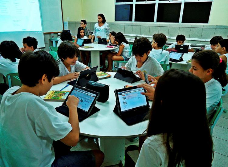 Apenas 28,3% dos estudantes do Brasil afirmaram ter acesso a computadores com internet nas escolas - Foto: Blog Professora Gabriela | Divulgação