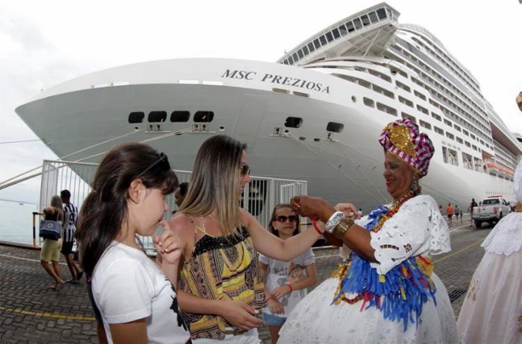 Durante todo o mês de janeiro são esperadas em Salvador 14 embarcações, com cerca de 39 mil visitantes - Foto: Xando Pereira | Ag. A TARDE