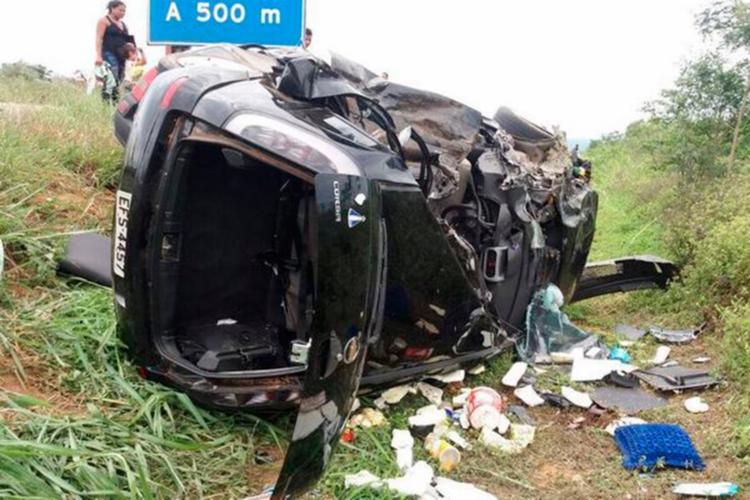 Um dos veículos ficou completamente destruído - Foto: Reprodução | Blog do Anderson