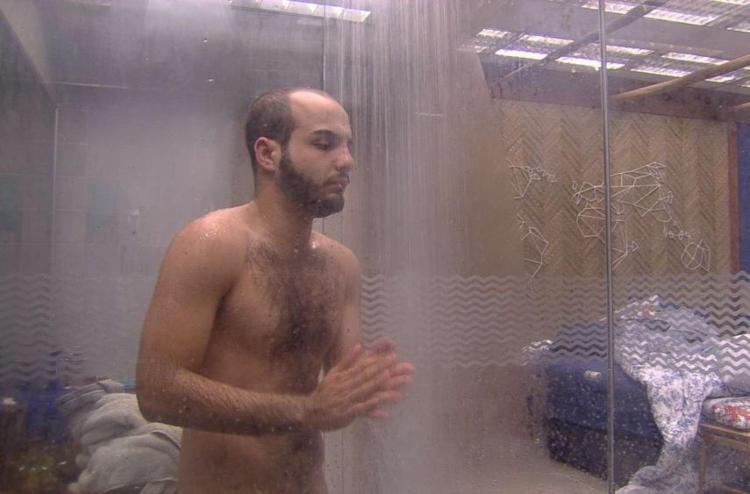 Após terminar a ducha, Mahmoud caiu na real - Foto: Divulgação | TV Globo