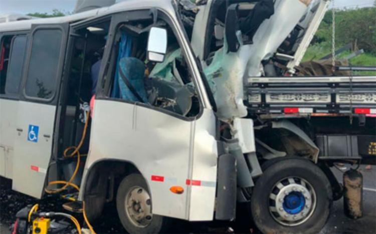 Colisão frontal entre micro-ônibus e caminhão aconteceu no trecho de Manoel Vitorino - Foto: Reprodução | Blog do Léo Santos