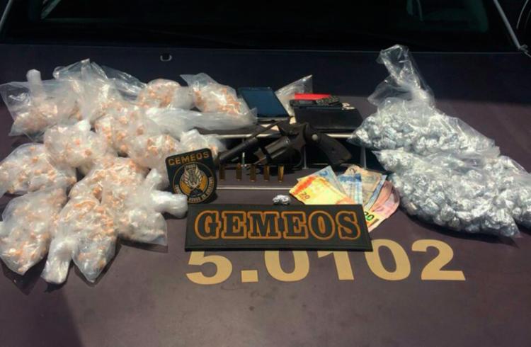 Foram apreendidos 999 pedras de crack, 237 trouxas de maconha, arma e munições - Foto: Divulgação | SSP-BA