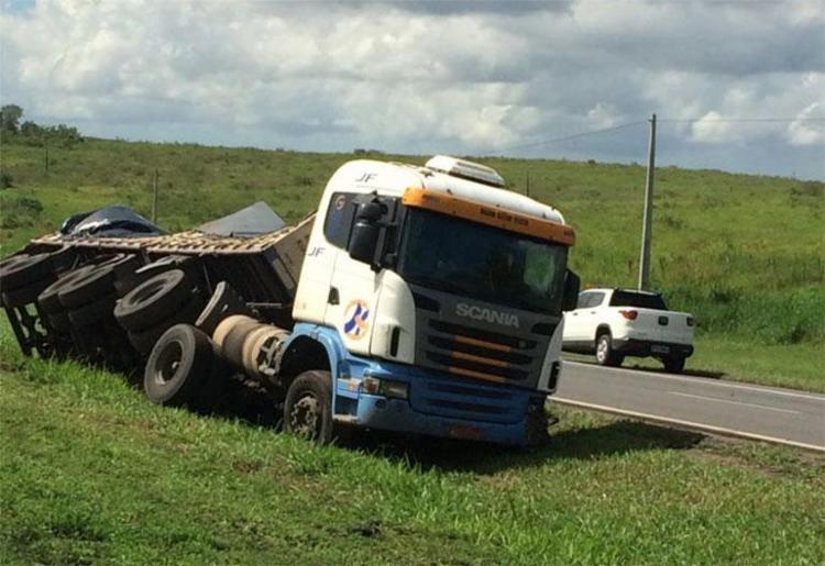 Carreta está parcialmente tombada no acostamento - Foto: Márcia Moreira | Ag. A TARDE