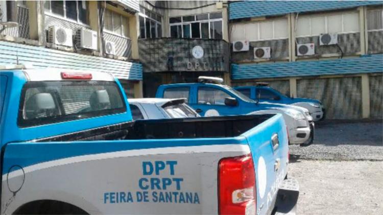 Corpo da vítima foi levado para o DPT de Feira de Santana - Foto: Aldo Matos | Reprodução | Acorda Cidade