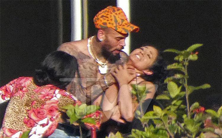 Chris Brown é fotografado enforcando uma mulher em festa 6
