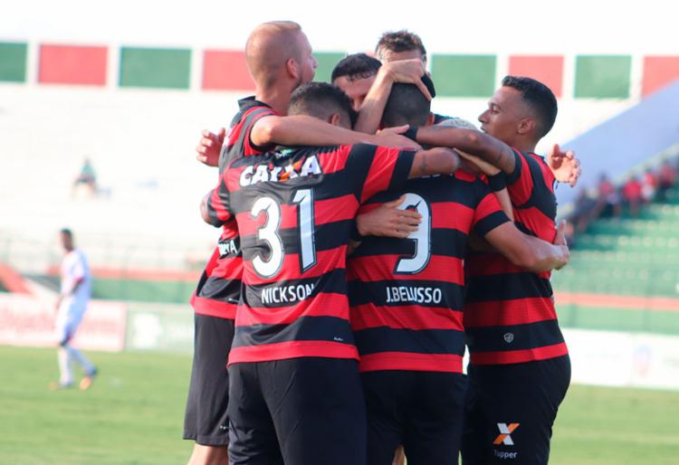 Jogadores do Vitória comemoram gol no primeiro tempo