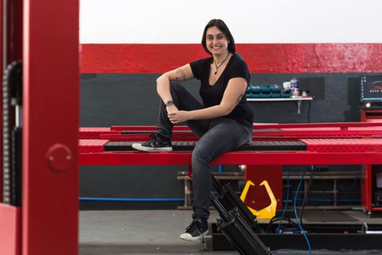 As mulheres interessadas no setor automobilístico têm aumentado, deixando de lado a história de que somente os homens entendem de carro