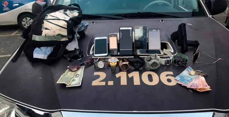 Policiais recuperaram os pertences roubados dos passageiros - Foto: Divulgação | SSP-BA Policiais recuperaram os pertences roubados dos passageiros - Foto: Divulgação | SSP-BA