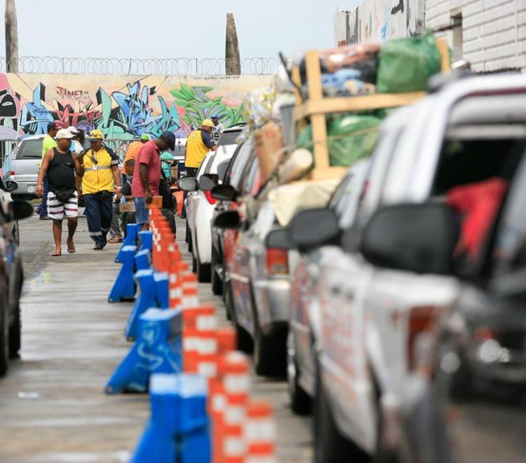 Motoristas esperam 2h e pedestres tem embarque imediato no ferry - Foto: Joá Souza | Ag. A TARDE | 29.12.2016