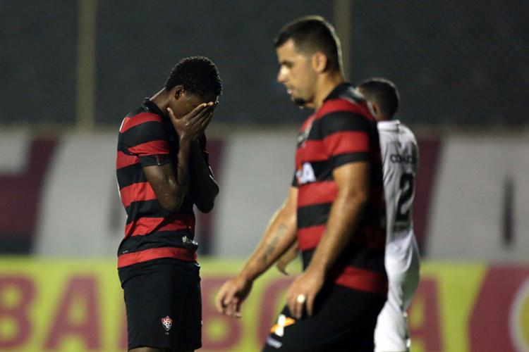 Gols do Rubro-Negro foram marcados por Yago e NeÃ­lton - que balanÃ§ou a rede duas vezes - Foto: Raul SpinassÃ© | Ag. A Tarde