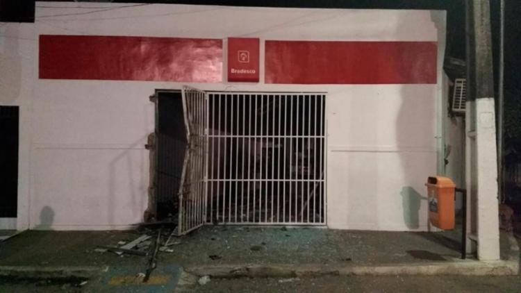 Bandidos arrombaram a grade da agência