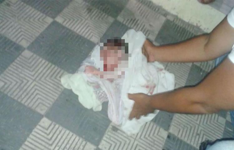 Criança foi achada enrolada em pano dentro de saco - Foto: Reprodução | Bahia 10