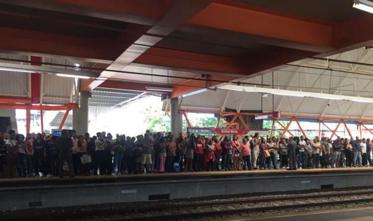 Falha elétrica na Linha 1 deixou as estações lotadas (Foto: Hilcélia Falcão | Ag. A TARDE)