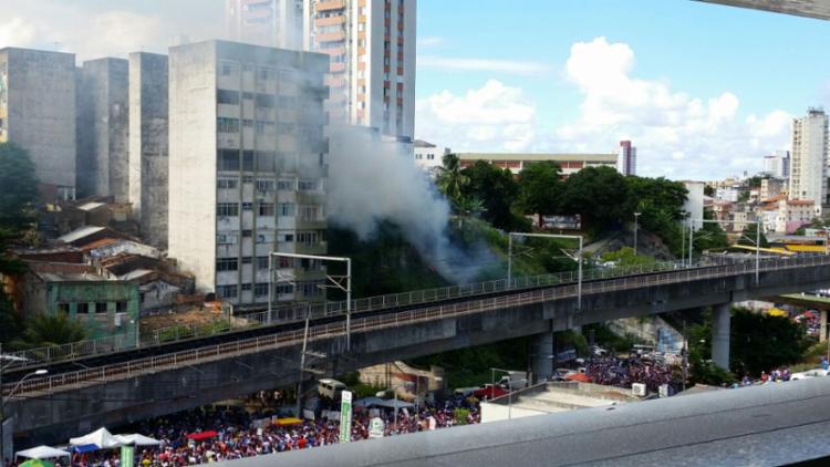 Torcedores soltaram os fogos quando o Ã´nibus do Bahia chegou na Arena - Foto: ThaÃ­s Seixas | Ag. A TARDE