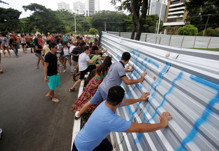 Manifestantes derrubaram o tapume de proteção da obra do BRT