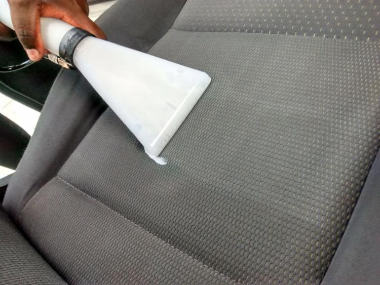 Higienização evita cheiros, manchas e bactérias no interior do carro