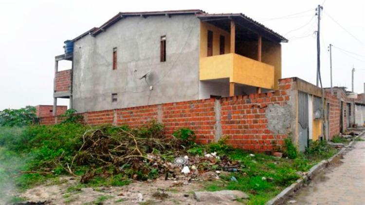 Companheiro da vítima fugiu do primeiro andar quando os suspeitos arrombaram a casa