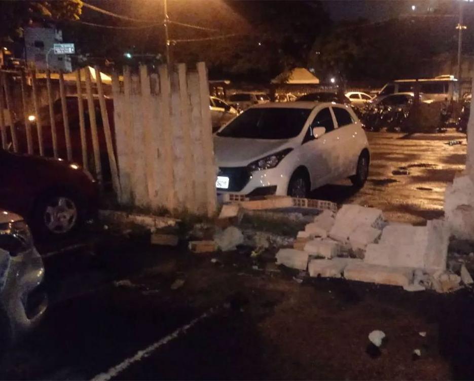 Viatura derrubou muro do estacionamento da Transalvador