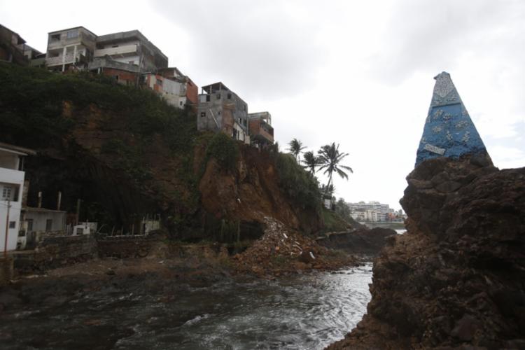 Parte de uma casa desabou no mar do Rio Vermelho | Foto: Raul Spinassé | Ag. A TARDE