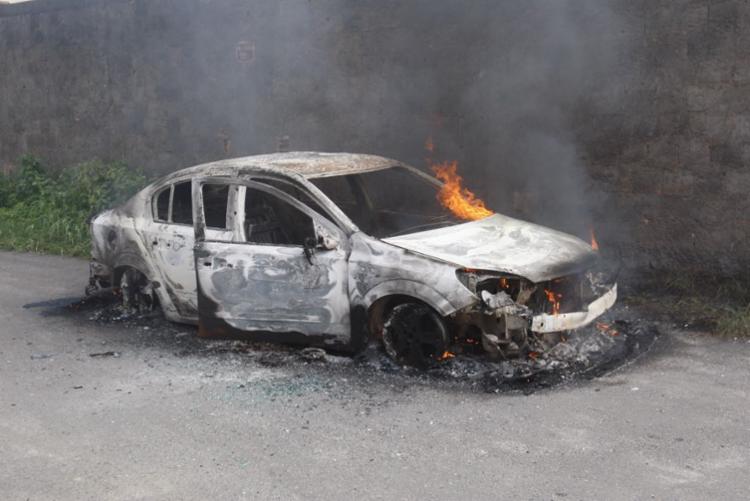 Carro é incendiado na Boca do Rio bombeiros controlaram as chamas