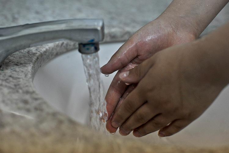 A higienização das mãos é o fator mais importante na prevenção das infecções - Foto: Marcello Casa Jr. l Agencia Brasil l 14.10.2011