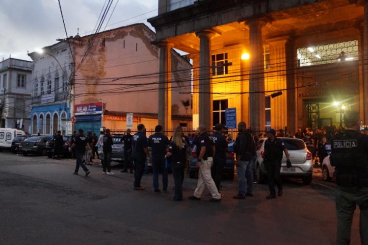 Policiais civis da Bahia participaram da megaoperaÃ§Ã£o nesta quinta - Foto: Caroline AraÃºjo | SSP-BA | DivulgaÃ§Ã£o