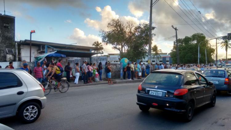 Pontos de ônibus lotados mesmo com o fim da greve | Foto: Paula Pitta | Ag. A TARDE