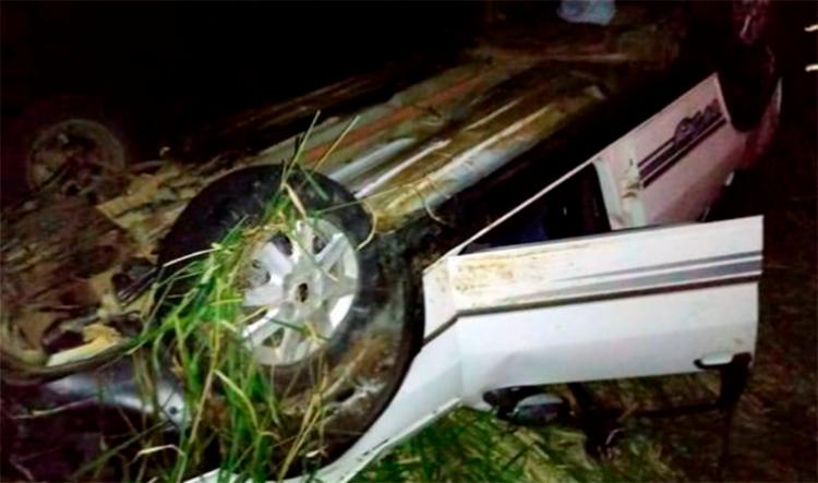 O veÃculo capotou após tentar desviar de um cavalo na pista - Foto: Reprodução | Site Vitória da Conquista Noticias