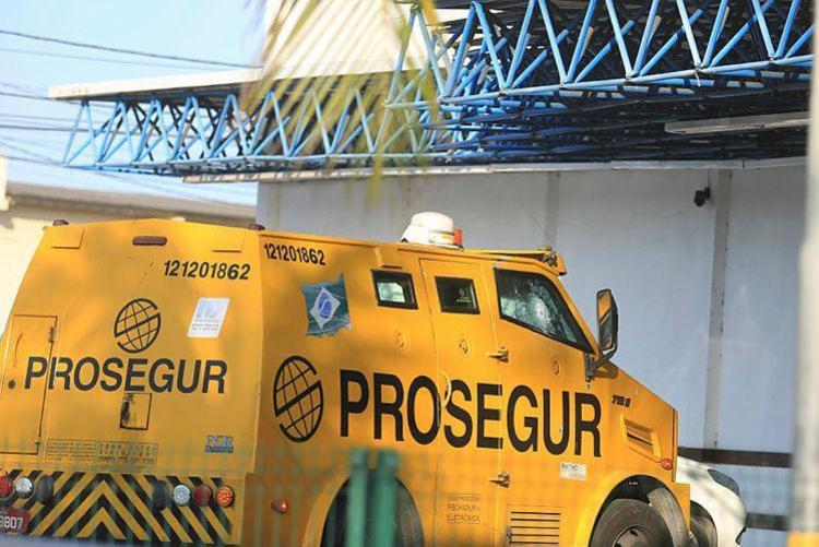 Os seguranças foram baleados durante um assalto ao veÃculo enquanto fazia coleta em uma casa lotérica - Foto: Joá Souza/ Ag. A TARDE