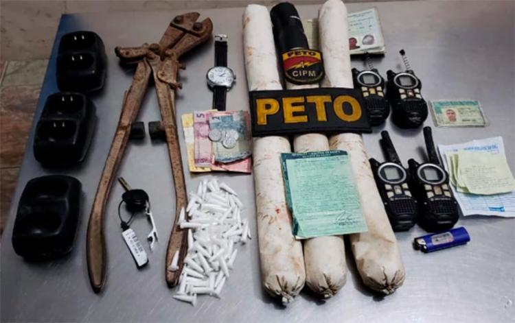 Foram encontrados no carro explosivos, comunicadores, drogas e alicate de corte - Foto: Divulgação | SSP-BA