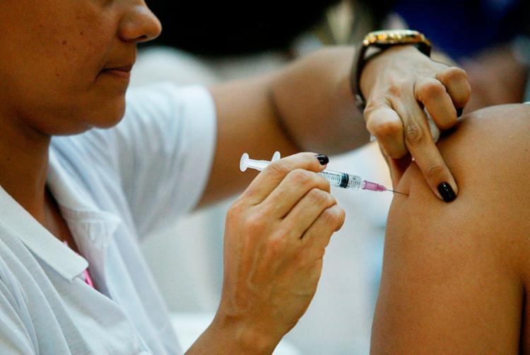 Campanha de vacinaÃ§Ã£o contra a gripe foi ampliada para outras faixas etÃ¡rias - Foto: Luciano CarcarÃ¡ | Ag. A TARDE