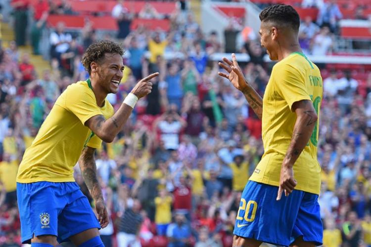 Neymar e Firmino foram os autores dos gols do Brasil - Foto: Oli Scarff | AFP
