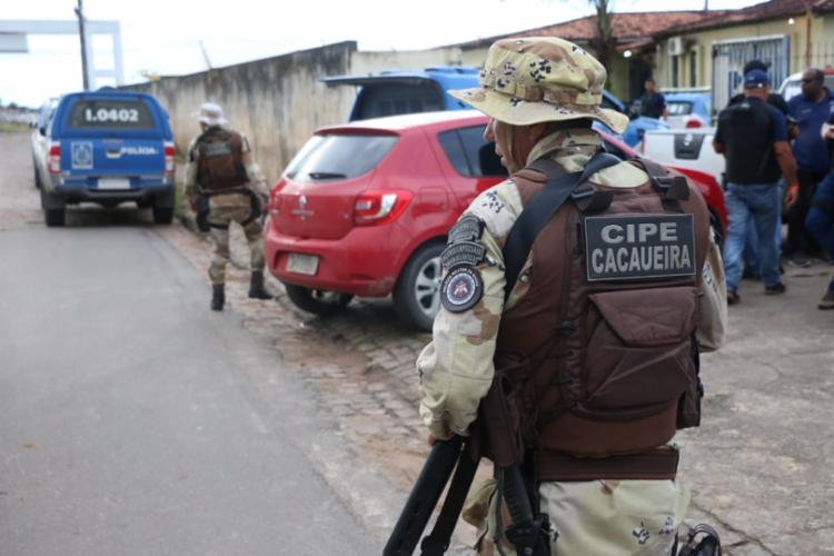 Mais de 100 policiais participam da operação que teve inÃcio nesta madrugada - Foto: Alberto Maraux | SSP-BA