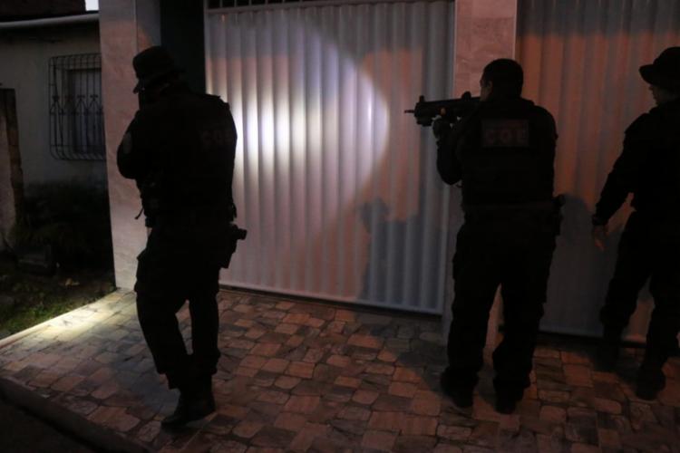 Policiais iniciaram a ação na madrugada desta quinta, 14 | Foto: Alberto Maraux | SSP-BA