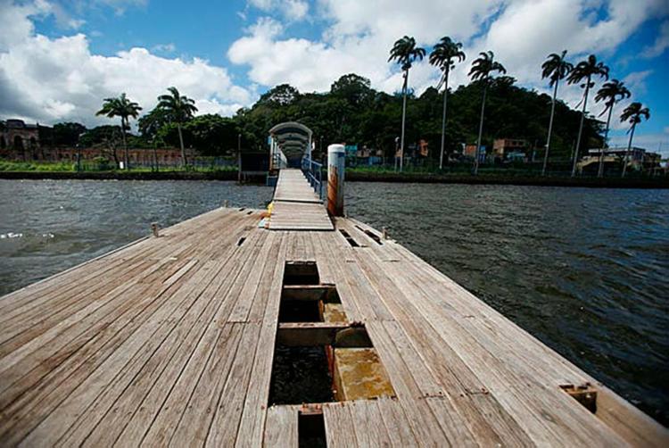 O píer em Plataforma tem problemas | Foto: Raul Spinassé | Ag. A TARDE