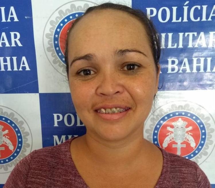 Caticiane não se intimidou com a prisão e sorriu para a foto - Foto: Divulgação | SSP-BA