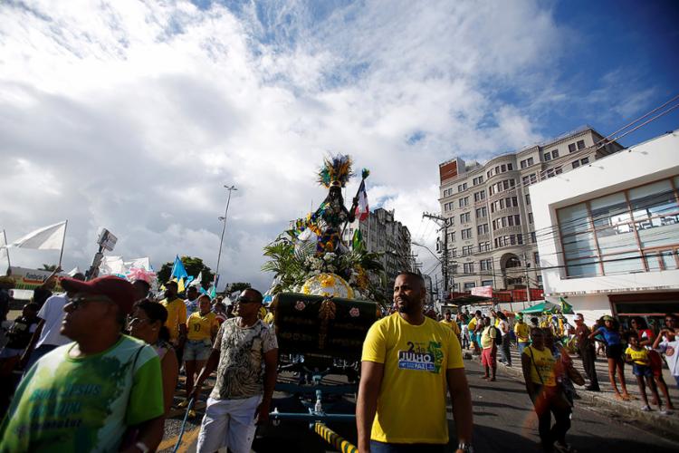   Baianos maintained the tradition of celebrating Dois de Julho in a procession marked by protests and presentations - Photo: Adilton Venegeroles l Ag. A TARDE 