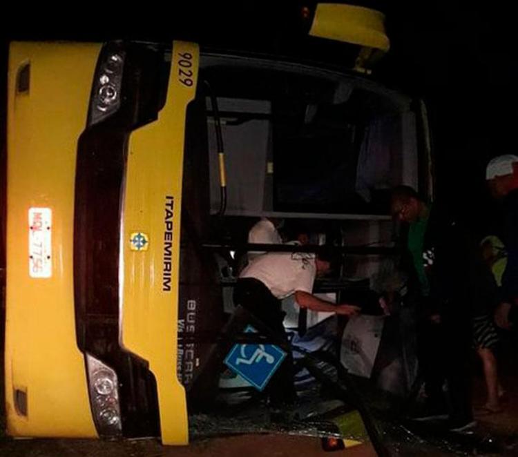 Ãnibus seguia com destino a São Paulo e tombou no municÃpio de Planalto - Foto: Reprodução | Blog do Anderson