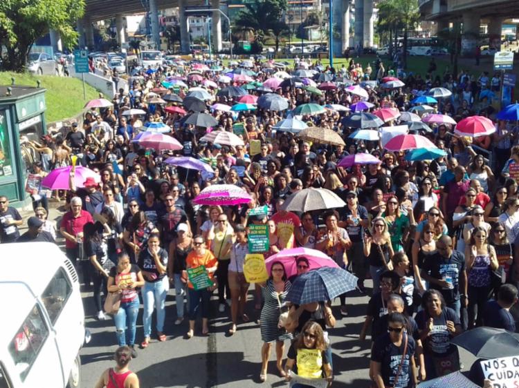 Centenas de trabalhadores saíram da Rótula do Abacaxi em protesto por reajuste salarial