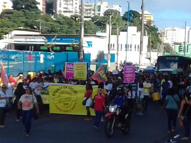 Manifestantes bloqueiam o trânsito e seguem para o Shopping da Bahia