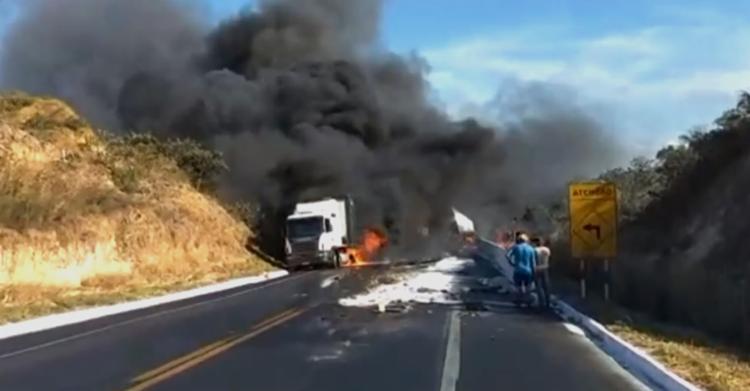 O grave acidente foi registrado na BR-251, no municÃ­pio de Francisco SÃ¡ - Foto: ReproduÃ§Ã£o | TV Globo
