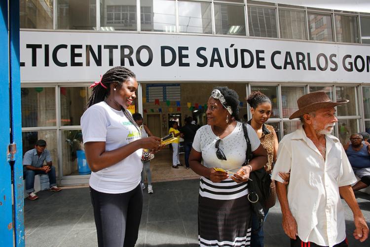   Living for Life members deliver brochures to patients at Carlos Gomes Health Center - Photo: Margarida Neide l Ag. A TARDE 