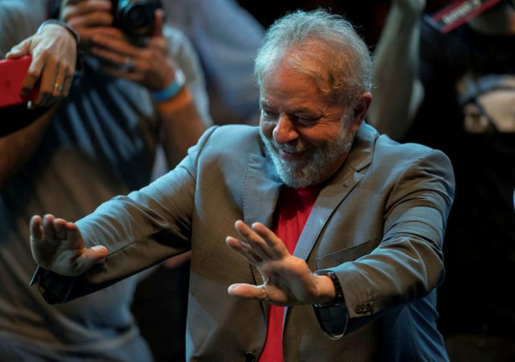 Lula cresce, lidera e alcança 37,3% das intenções de voto, aponta pesquisa