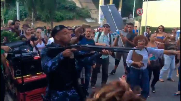 Agente aponta arma para professores que realizam protesto na secretaria de EducaÃ§Ã£o - Foto: CidadÃ£o RepÃ³rter | Via WhatsApp